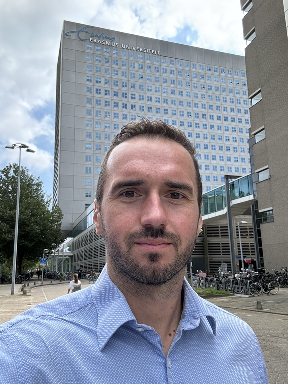 Prof. Kobierecki przed budynkiem Uniwersytetu Erazma w Rotterdamie