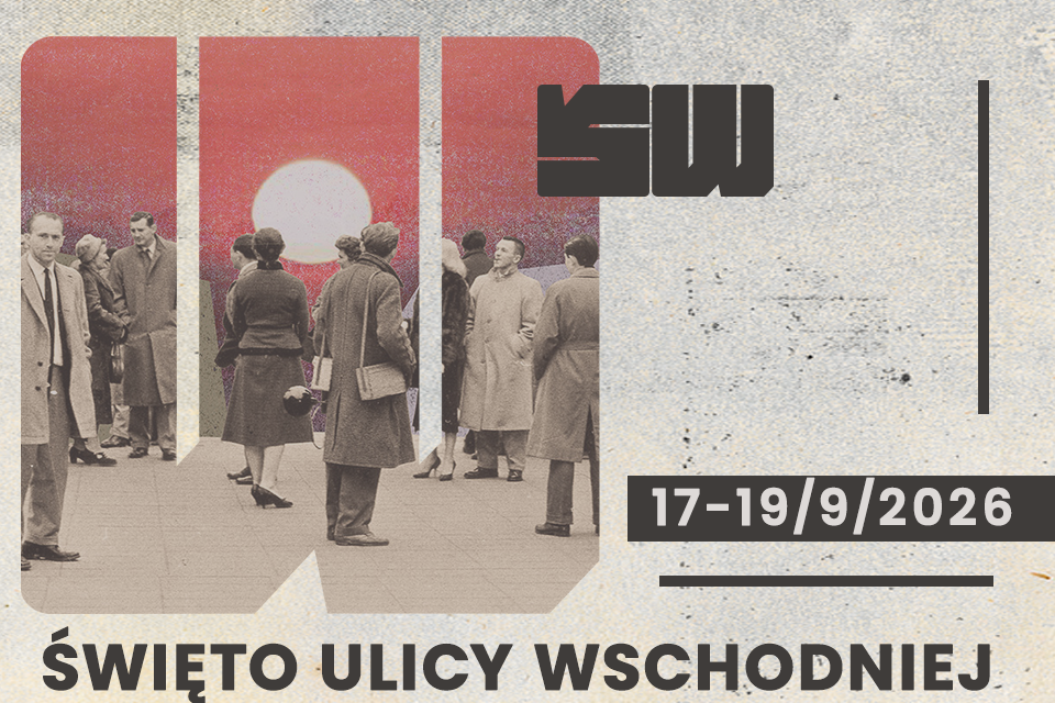 Na zdjęciu widać grupę osób stojących i patrzących w jeden punkt gdzieś w oddali.