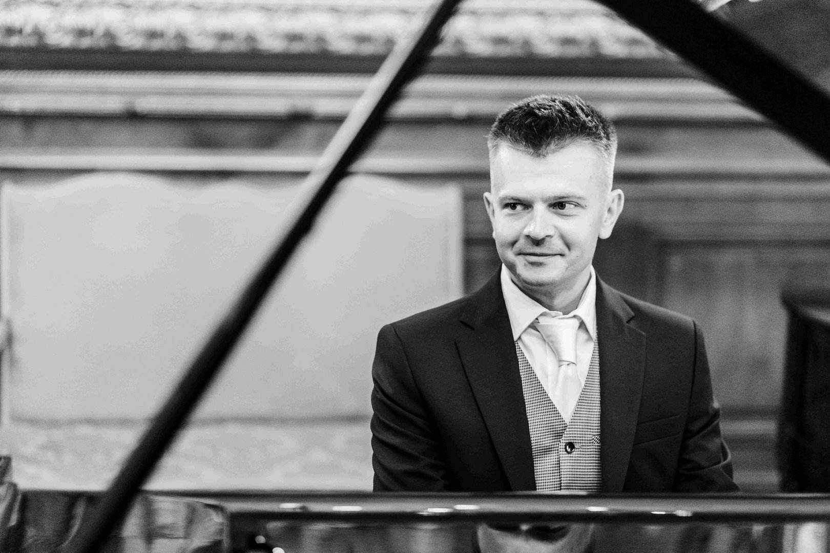 Portret pianisty Pawła Cłapińskiego