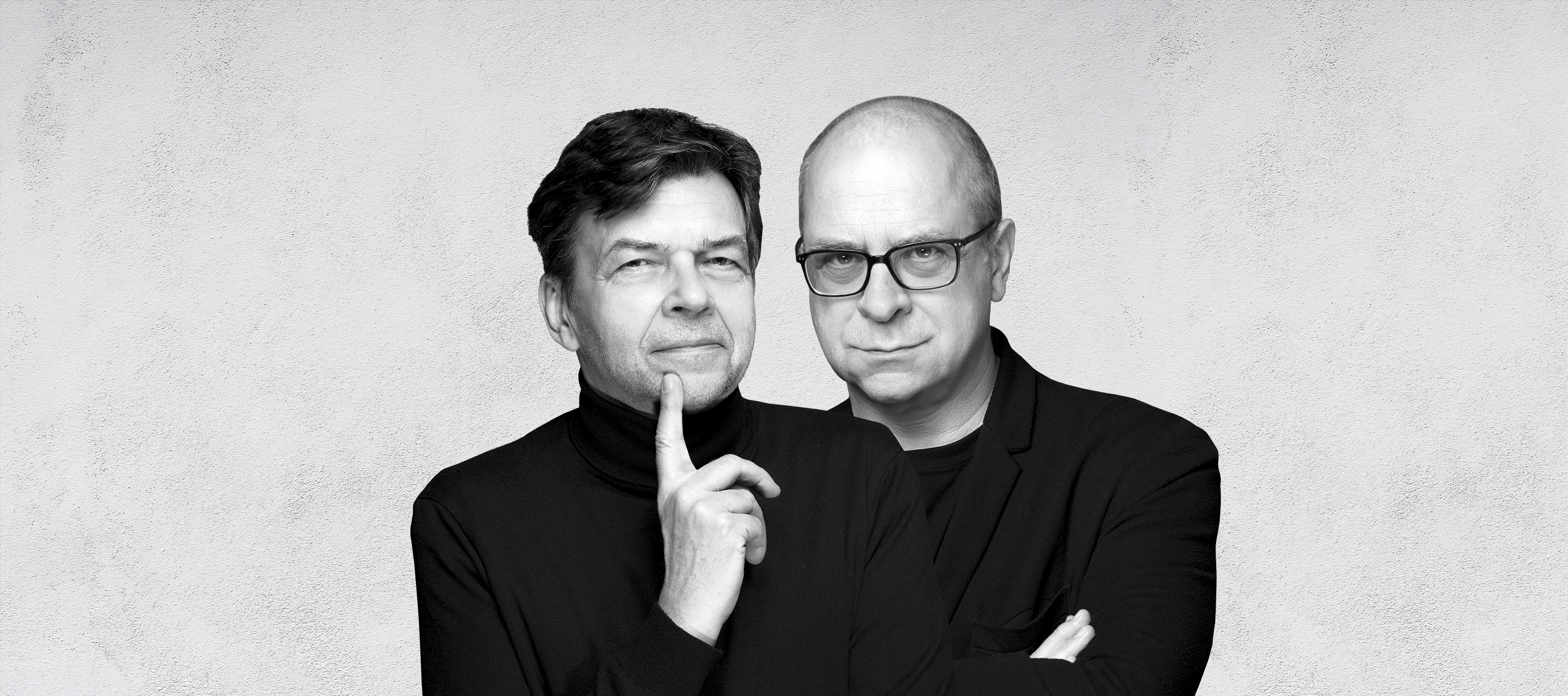 Jarniewicz i Świerkocki patrzą prosto w oglądającego