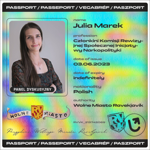 materiał graficzny zaprojektowany na wzór paszportu do Wolnego Miasta Ravejkavik, całość w jaskrawych kolorach, na zdjęciu Julia Marek, brunetka materiał graficzny zaprojektowany na wzór paszportu do Wolnego Miasta Ravejkavik, całość w jaskrawych kolorach, na zdjęciu Julia Marek, brunetka