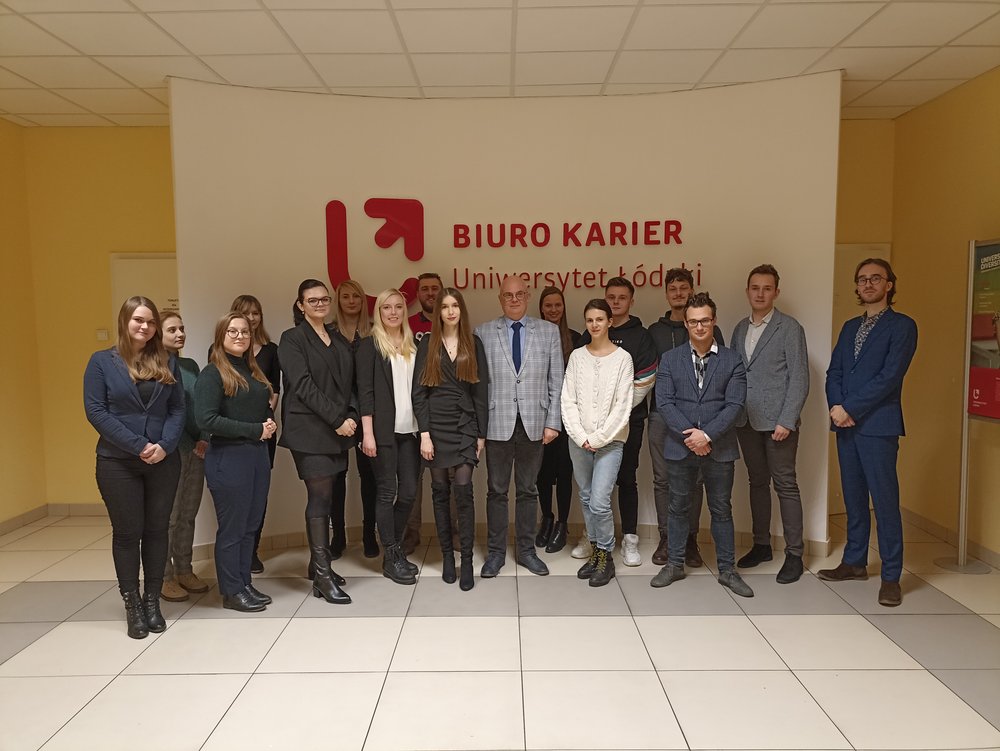 kolorowe zdjęcie przedstawiające Prorektora do spraw studenckich i jakości kształcenia Roberta Zakrzewskiego pozującego z członkami nowego zarządu Uczelnianej Rady Samorządu Doktorantów UŁ