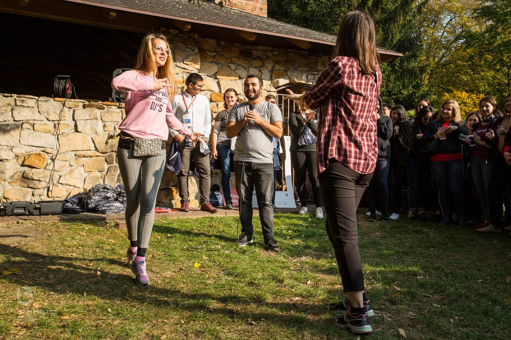 Studenci różnych narodowości spędzając wspólnie czas