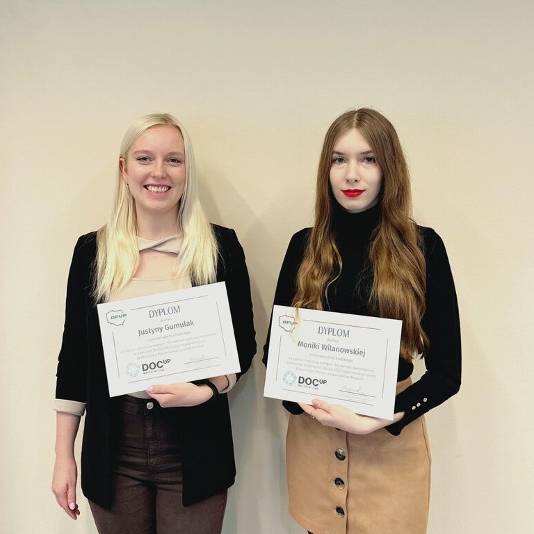 Zdjęcie laureatek konkursu DocUp 2023. Dwie kobiety stoją z dyplomem.