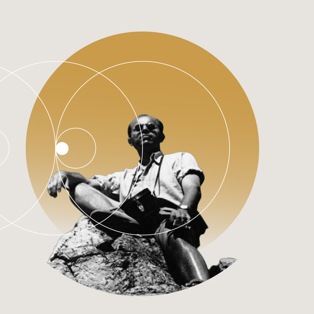 Na grafice promocyjnej przeważa jasne tło w odcieniu beżu. Po lewej stronie dużą czcionką widnieje napis „BOMBA MEGABITOWA”, poniżej mniejszymi literami „FESTIWAL LEMA”, a obok w czarnym prostokącie – data „7-8.10.2025”. U dołu grafiki na czarnym pasie znajduje się tekst „Teatr Wielki, EC1 | Łódź | festiwallema.pl” oraz logotypy: Instytutu Polska Przyszłości im. Stanisława Lema, EC1 Łódź i Ministerstwa Cyfryzacji. Po prawej stronie graficzny kolaż: na pierwszym planie czarno-biały wizerunek męskiej postaci siedzącej na skale, w okularach przeciwsłonecznych, z aparatem – sylwetka stylizowana fotograficznie. W tle kilka nakładających się okręgów (w kolorach bieli i złota), częściowo przezroczystych, tworzących abstrakcyjny geometryczny motyw. Całość utrzymana w estetyce futurystyczno-minimalistycznej, z akcentami złota i czerni, sugerującymi powiązanie technologii, designu i nostalgii.