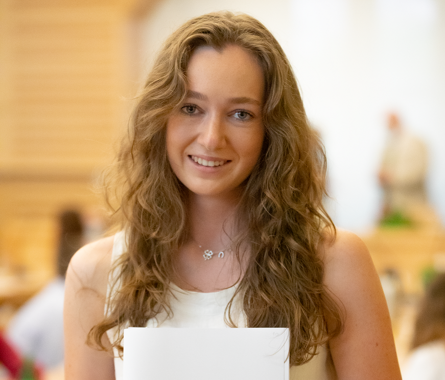 Studentka trzyma dyplom PAIH.