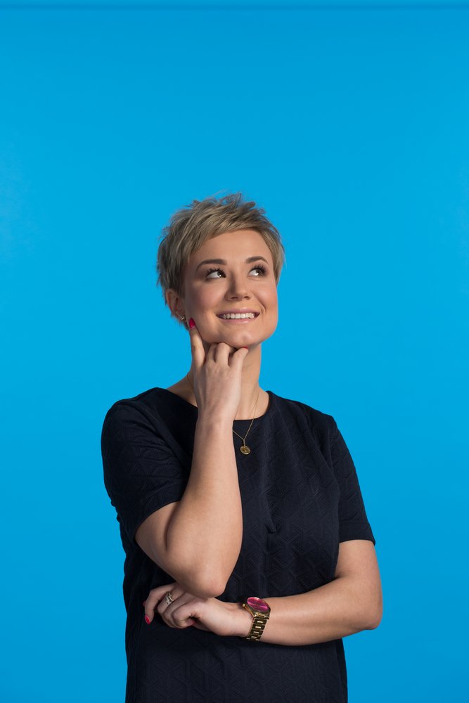 Młoda kobieta patrząca w górę