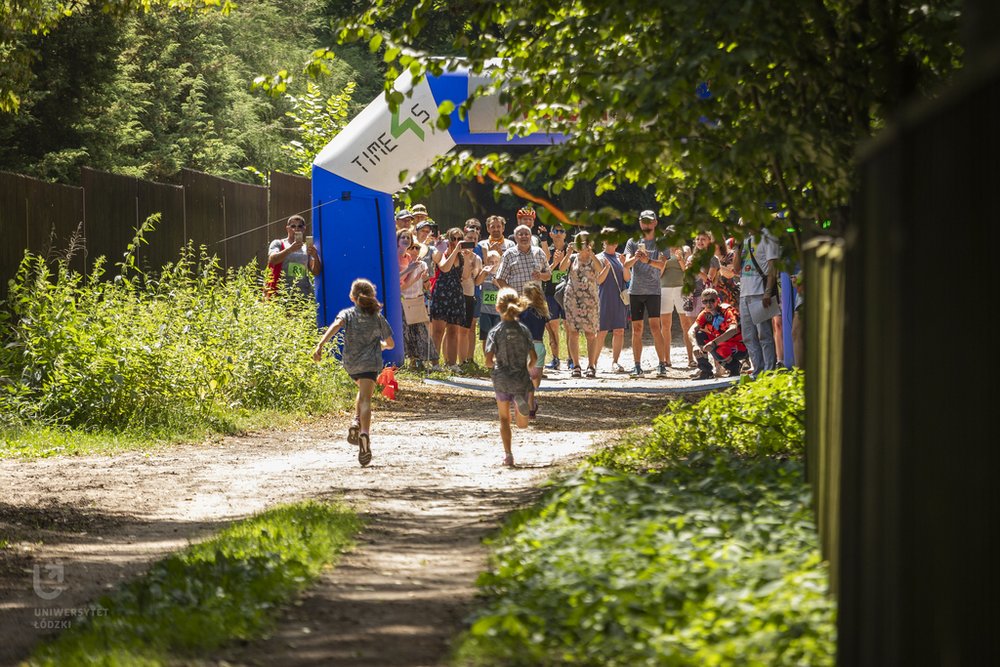 uczestnicy biegu dla dzieci