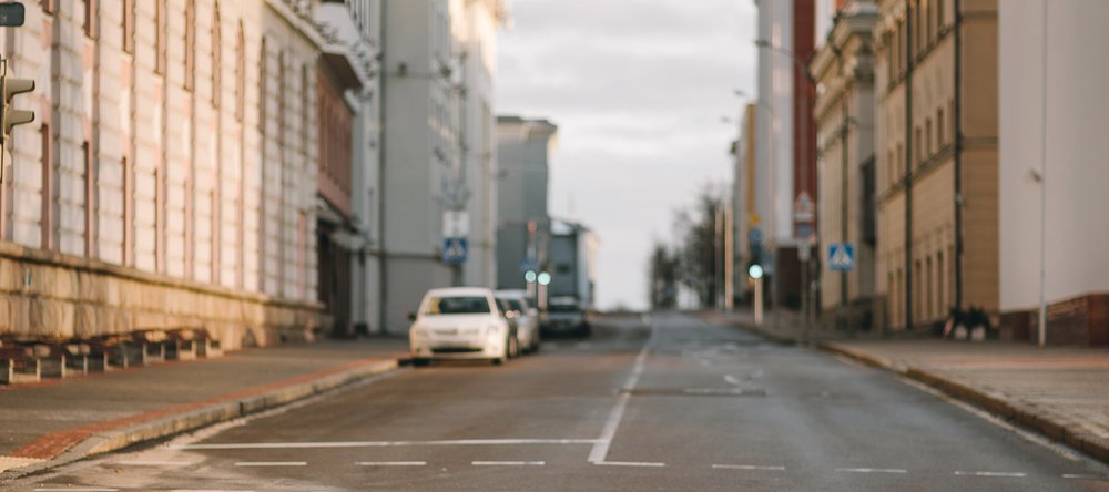 Opustoszała miejska ulica