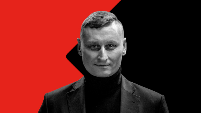 Portret laureata nagrody na czerwono-czarnym tle