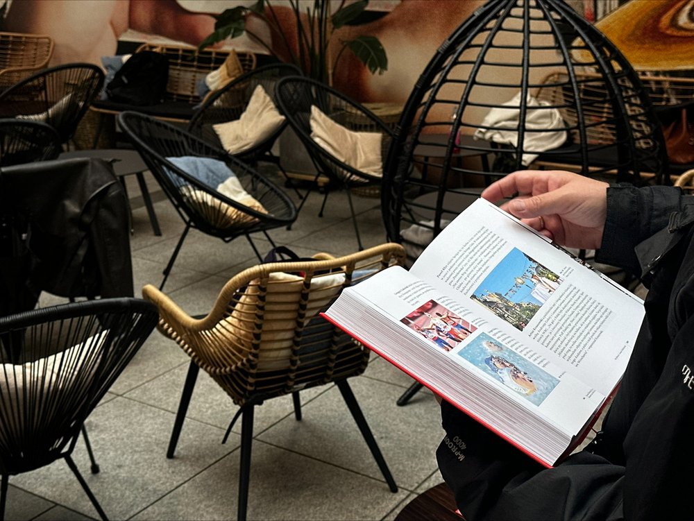 Egzemplarz tomu 5. monografii „Łódź poprzez wieki. Historia miasta” 