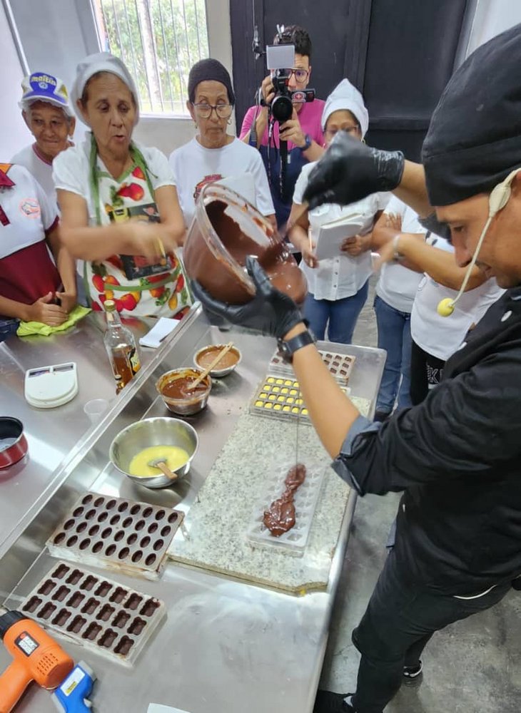 Grupa kobiet na warsztatach z produkcji czekoladek