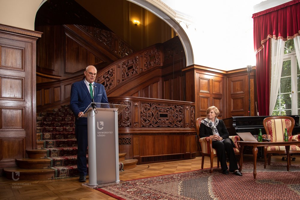 Prorektor Uł stojący przy mównicy i Rektor UŁ siedząca obok przy stole