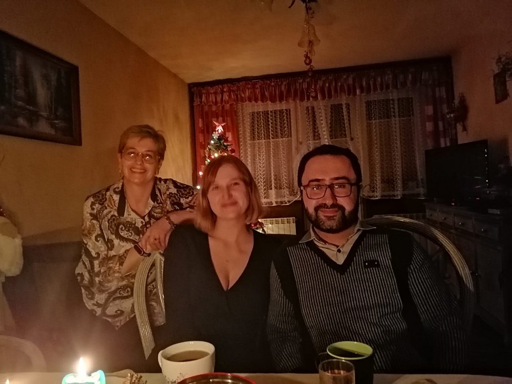 Uczestnicy akcji UŁ Gość na Gwiazdkę, dwie kobiety i jeden uśmiechający się mężczyznauśmiechające się kobiety