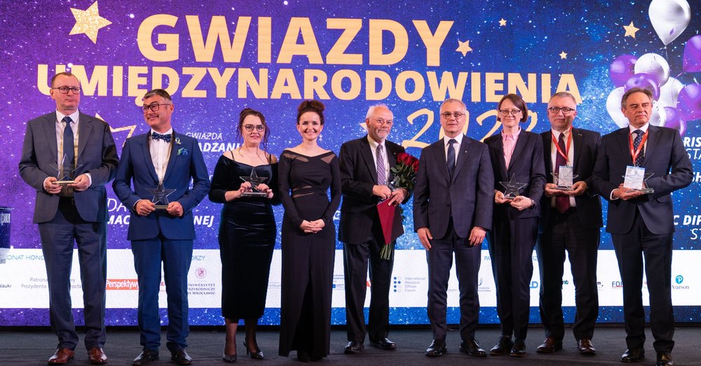 zdjęcie grupowe laureatów