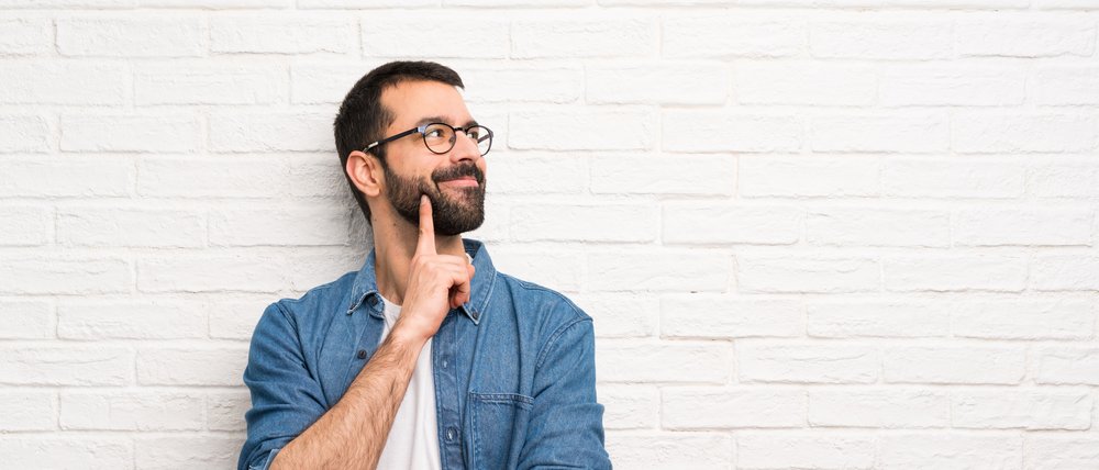 Uśmiechnięty mężczyzna patrzący w bok