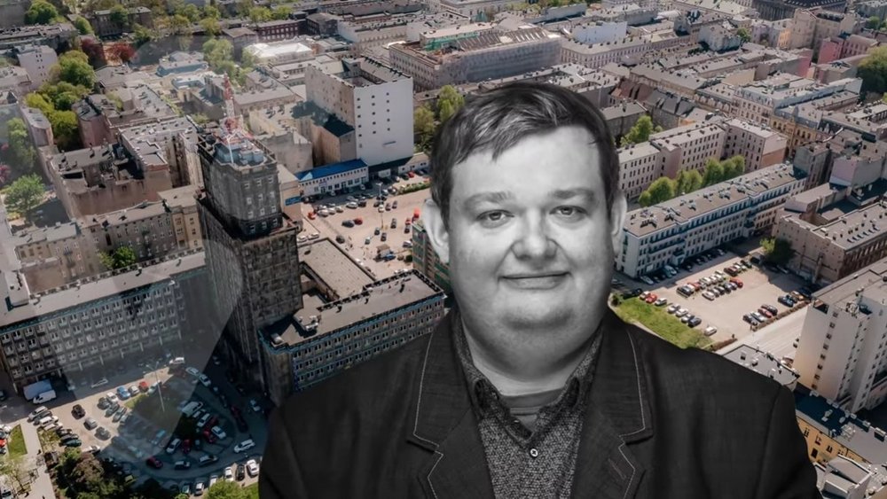 Prof. Kamil Śmiechowski na tle krajobrazu miasta