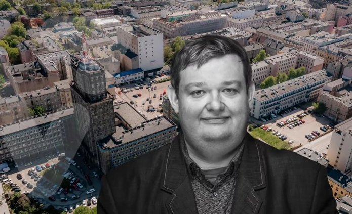 Prof. Kamil Śmiechowski na tle krajobrazu miasta