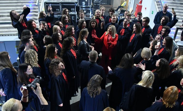 Chórzyści i chórzystki UniLodz podczas spotkania po koncercie z Beatą Kozidrak