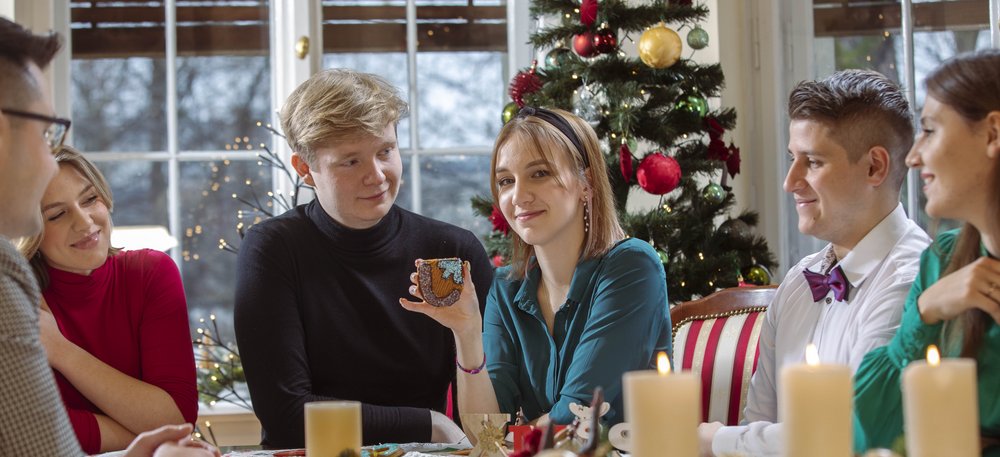 studentka trzymająca w ręku piernik z logo UŁ