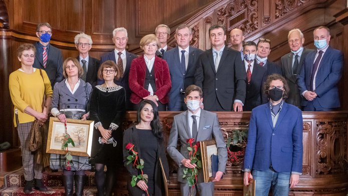 Zdjęcie grupowe uczestników uroczystości, władze UŁ i PAN wspólnie z laureatami nagrody. 