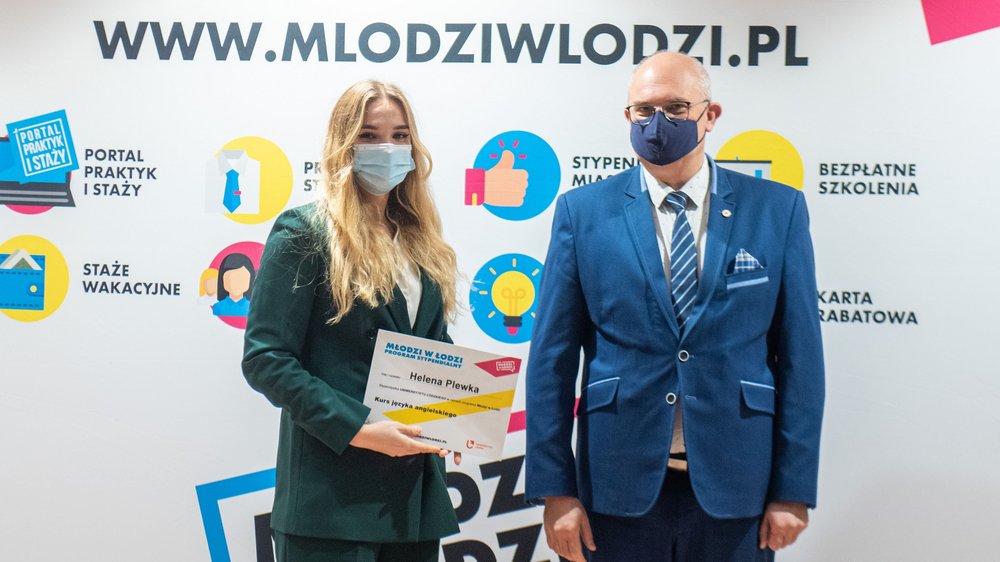 Studentka UŁ oraz hab. Robert Zakrzewski, prorektor ds. studentów i jakości kształcenia