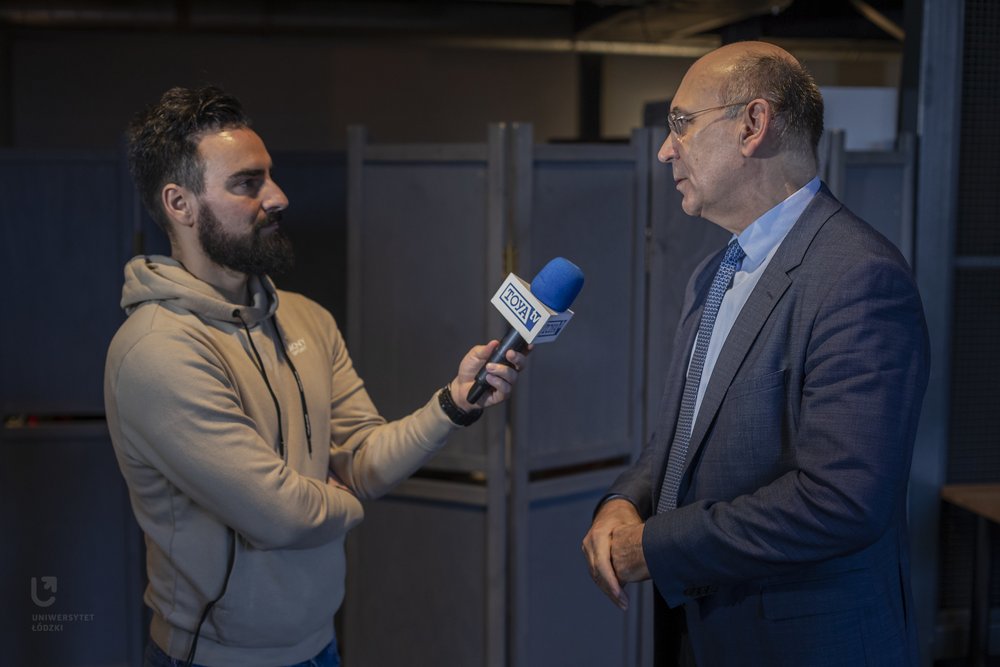 dr Paweł Kowalski podczas rozmowy z dziennikarzem