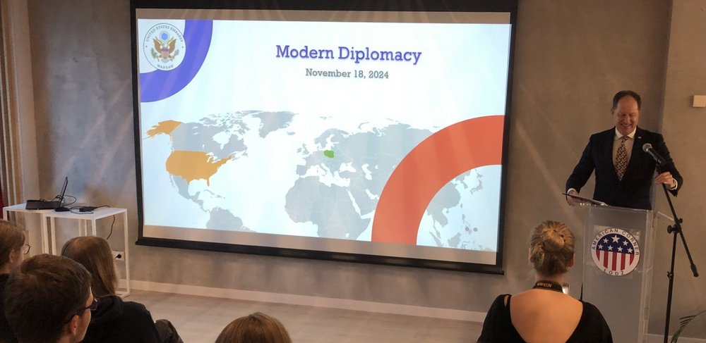 wizyta ambasadora USA w American Corner UŁ