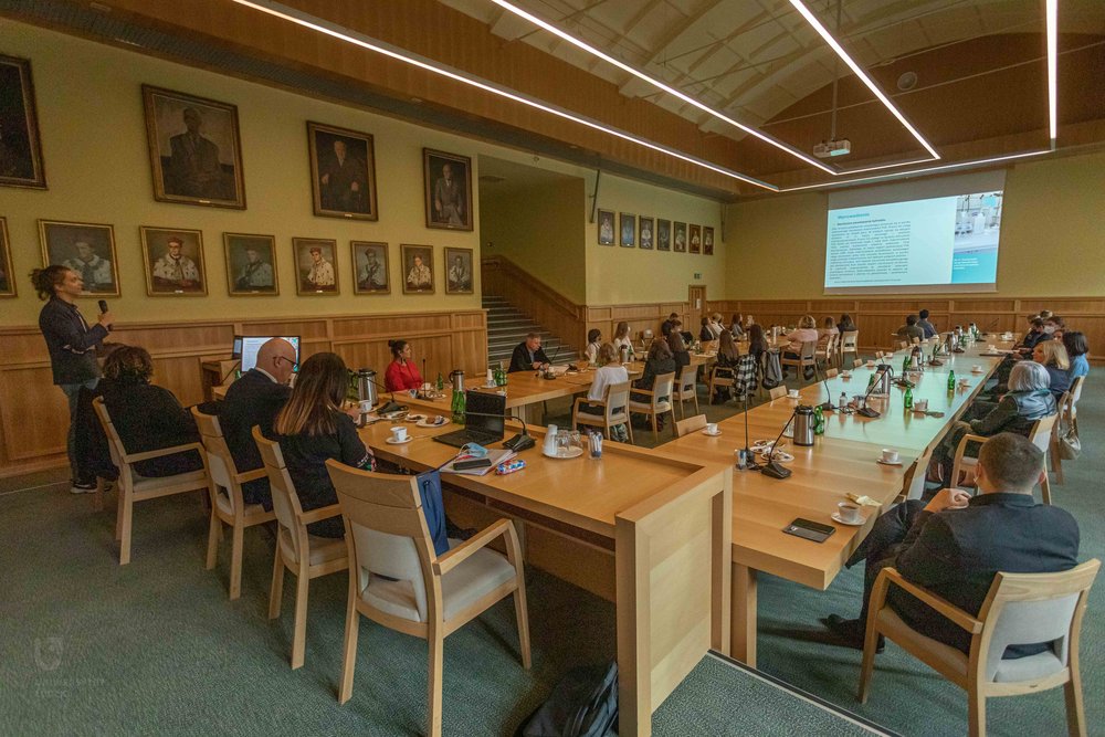 Uczestnicy spotkania siedzący w Sali Senatu