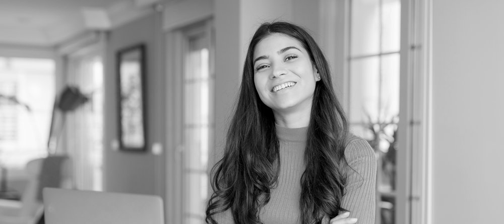 Uśmiechnięta młoda kobieta 