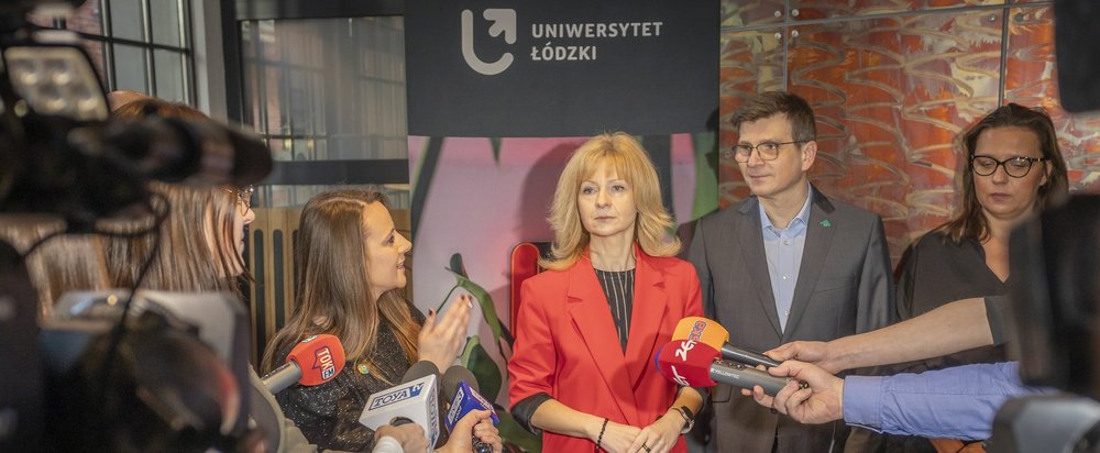 Dr Dominika Kaczorowska-Spychalska, prof. UŁ, odpowiada na pytania dziennikarzy