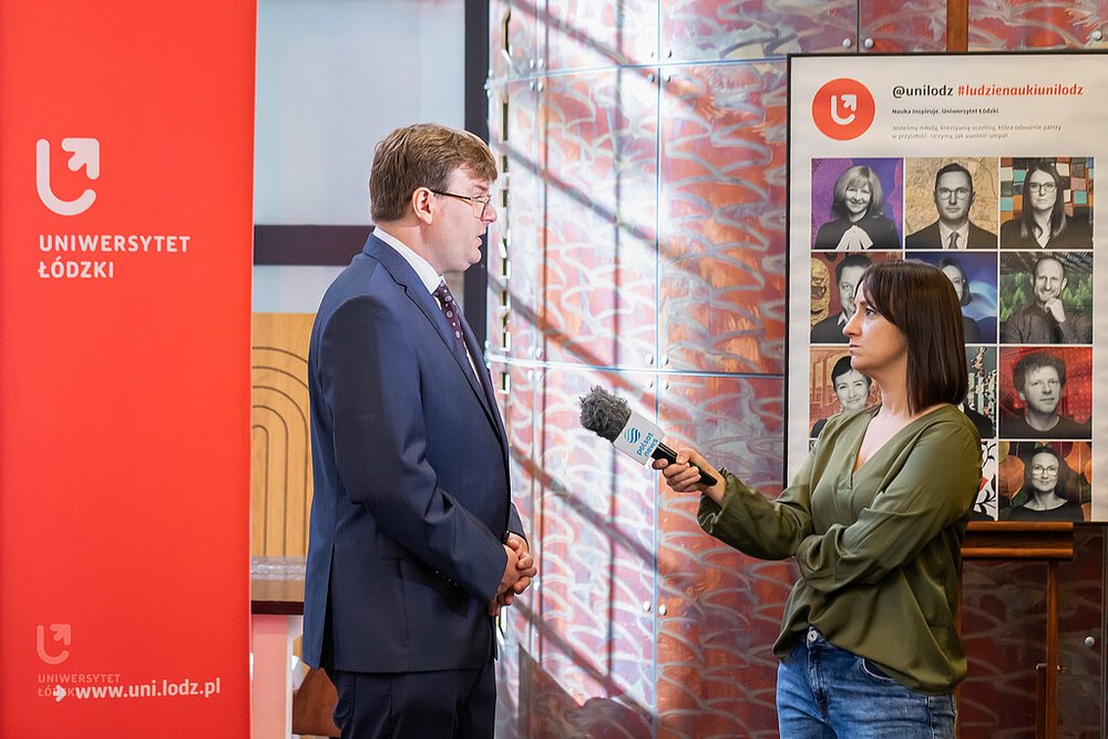 ozmowy naukowców z dziennikarzami podczas śniadania prasowego