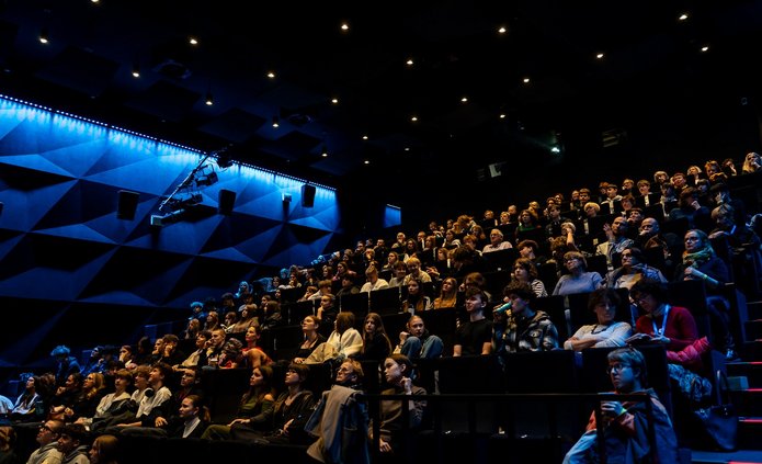 Widownia kina podczas projekcji 