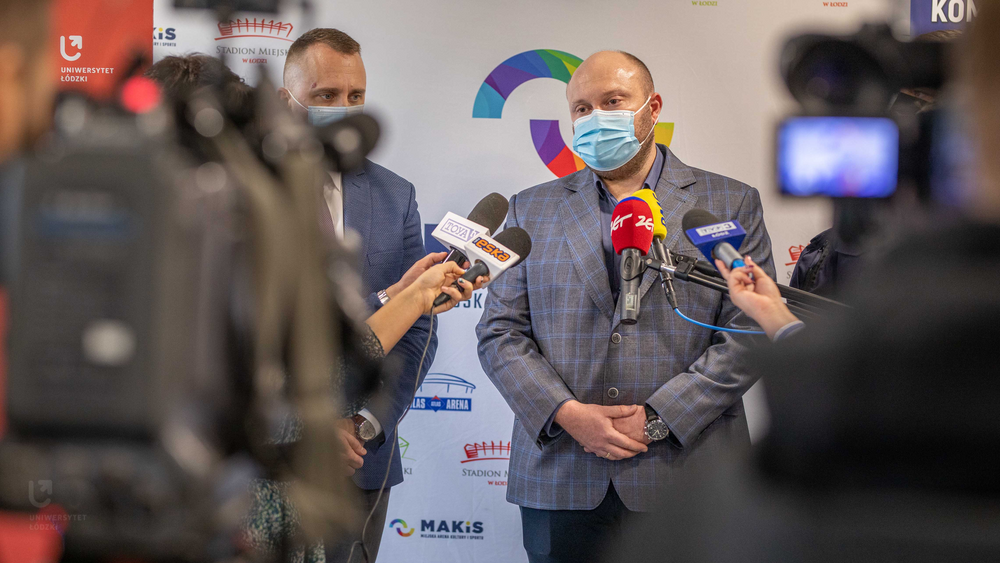 Prof. Bijak na konferencji prasowej