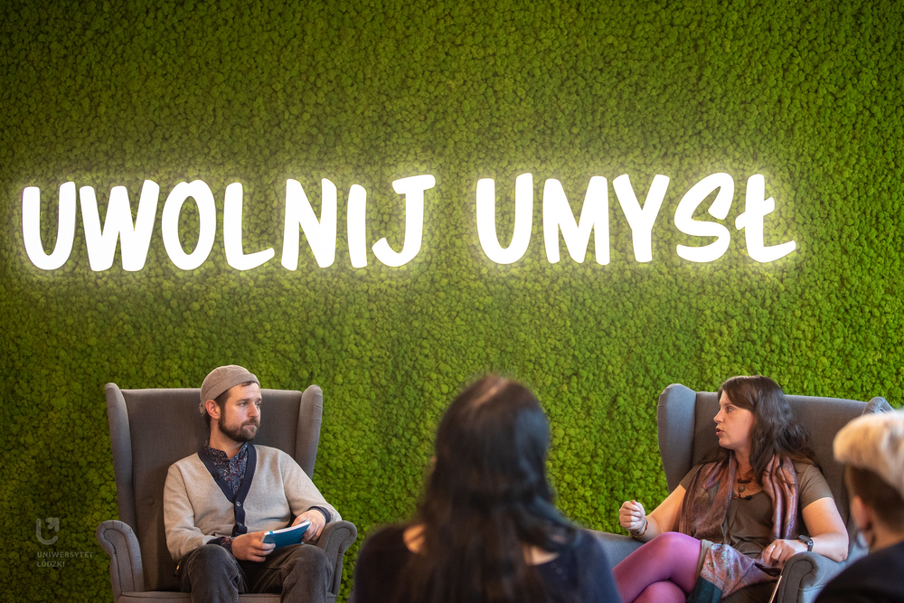 zdjęcie rozmówców - prowadzący i dr Izabela Stachowicz patrzą w swoją stronę zdjęcie rozmówców - prowadzący i dr Izabela Stachowicz patrzą w swoją stronę