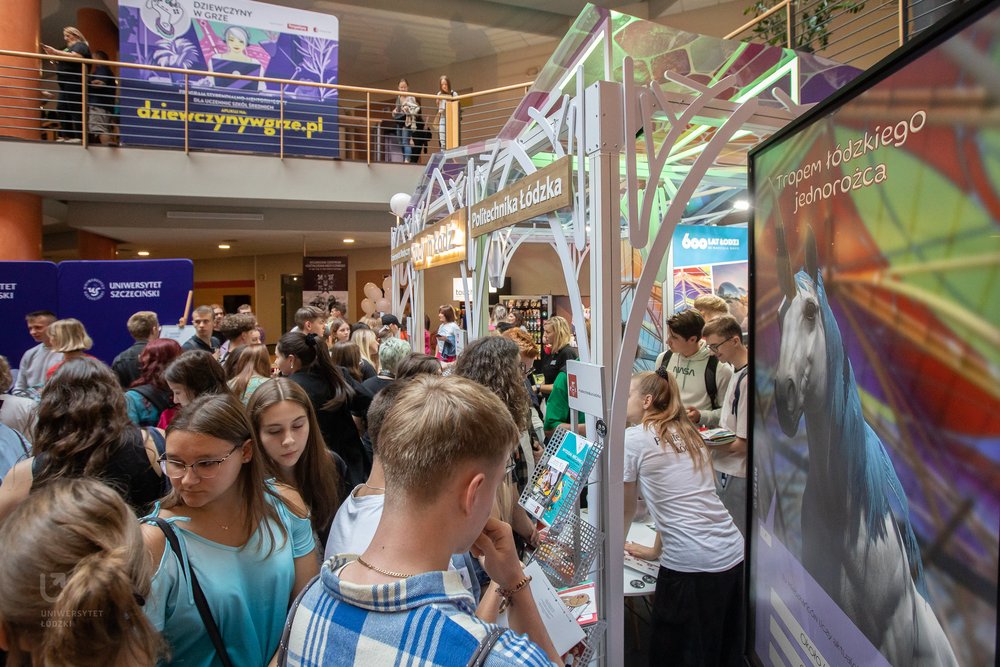 tłumy zainteresowanych młodych ludzi przy wspólnym stoisku