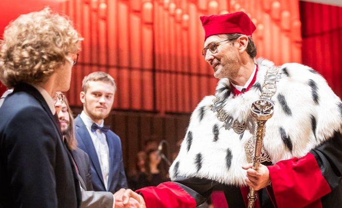 Rektor UŁ przyjmuje ślubowanie od nowo przyjętych osób studiujących