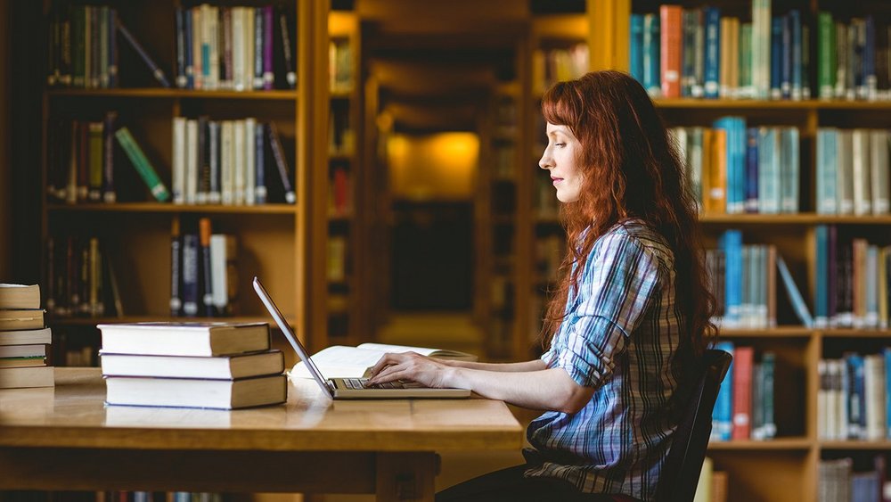 kobieta siedząca przed komputerem