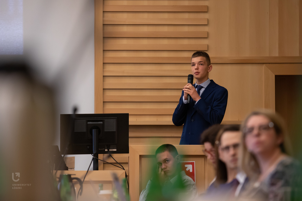 prezentujący swój projekt uczeń
