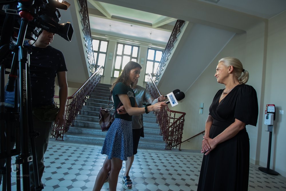 Dziekan Wydziału Prawa i Administracji UŁ podczas wypowiedzi do TV