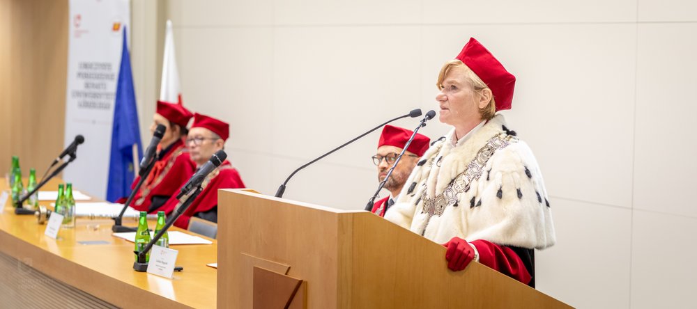 rektor przy mównicy