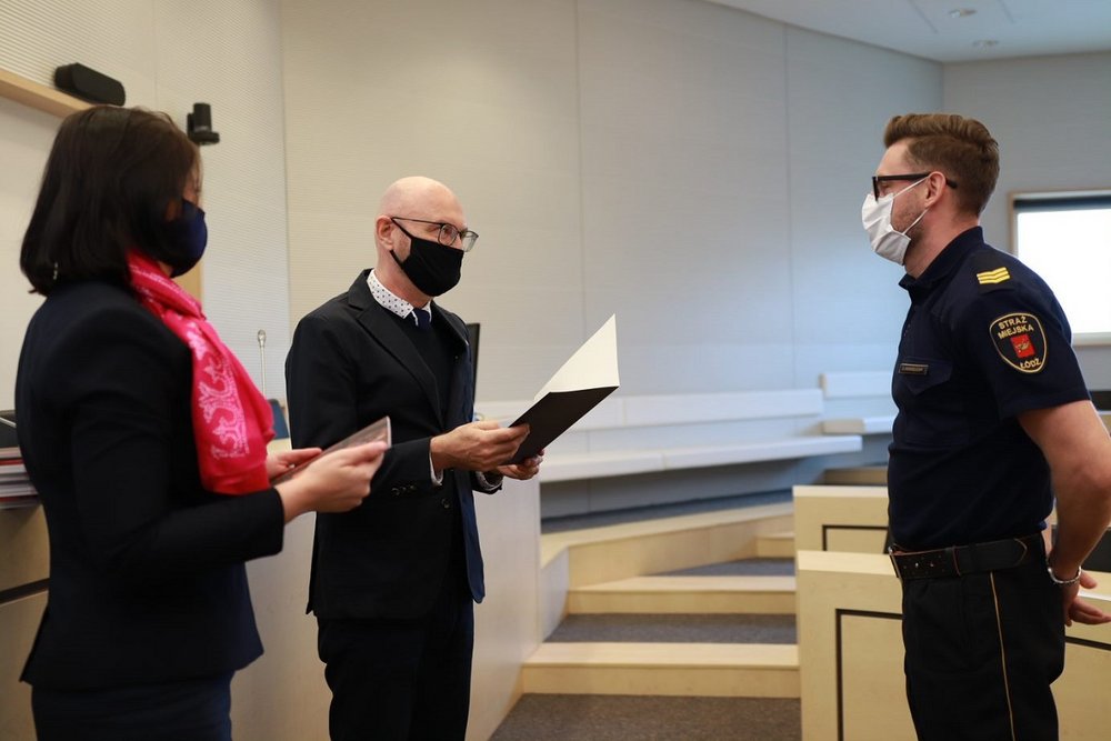 Odbiór dyplomu przez funkcjonariusza straży miejskiej 