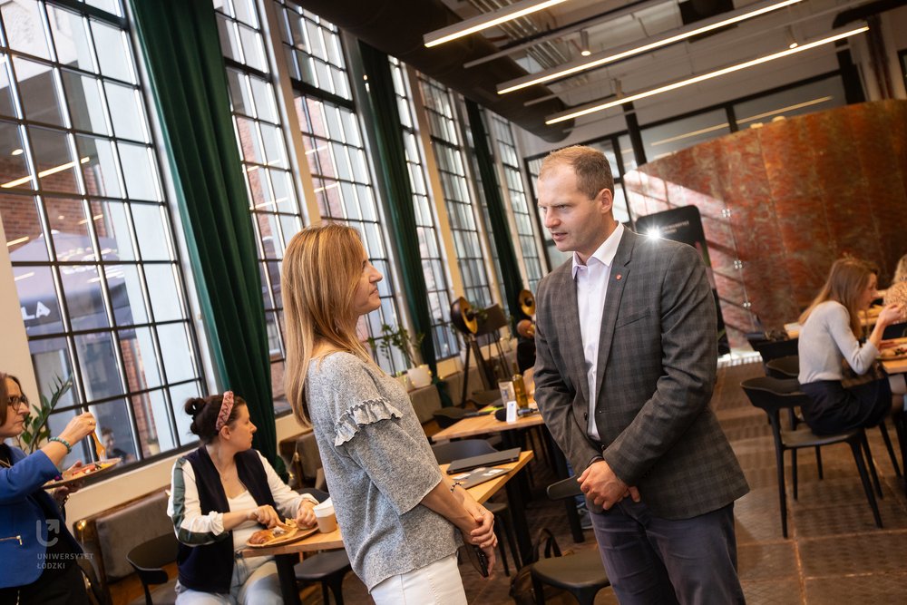 pełnomocnik rektora UŁ ds. studenckich podczas rozmowy na śniadaniu prasowym