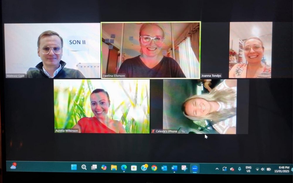 Monitor laptopa z uczestnikami warsztatów online