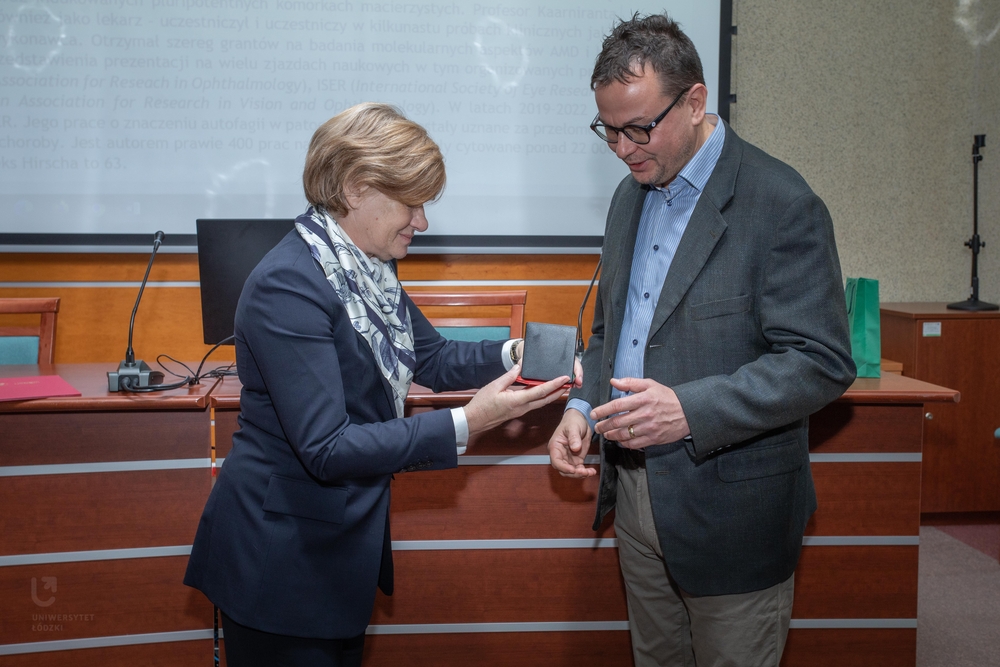 Rektor UŁ i profesor podczas wręczania medalu