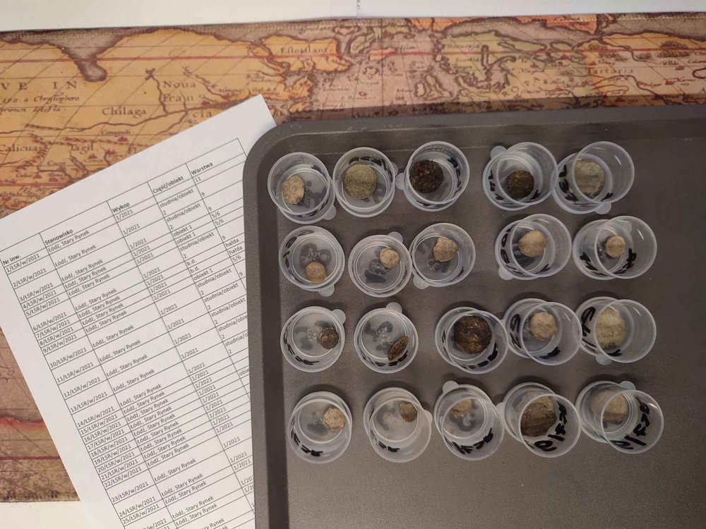 Odnalezione przedmioty posegregowane w kubeczkach 