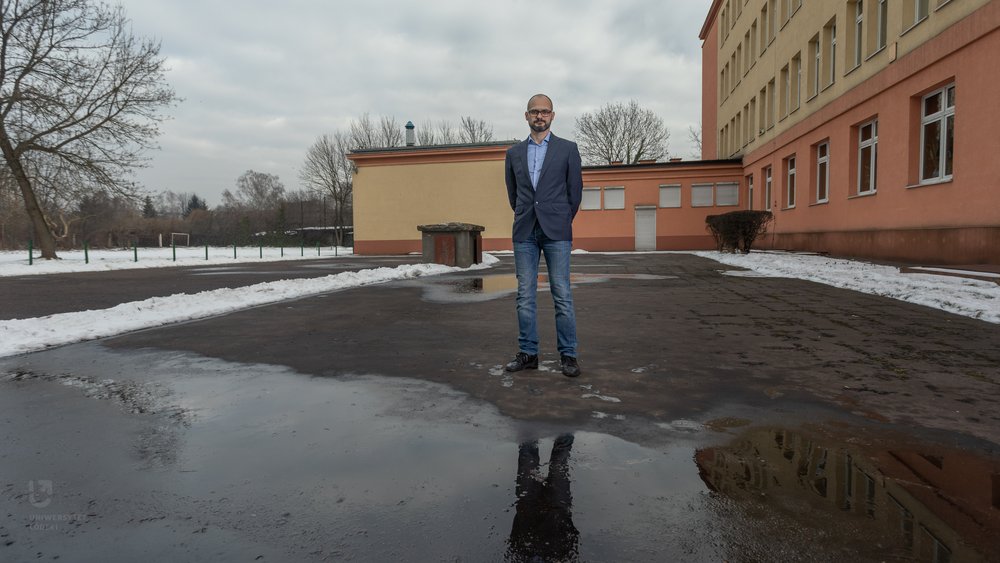 dr Andrzej Śliwerski przed Instytutem Psychologii UŁ