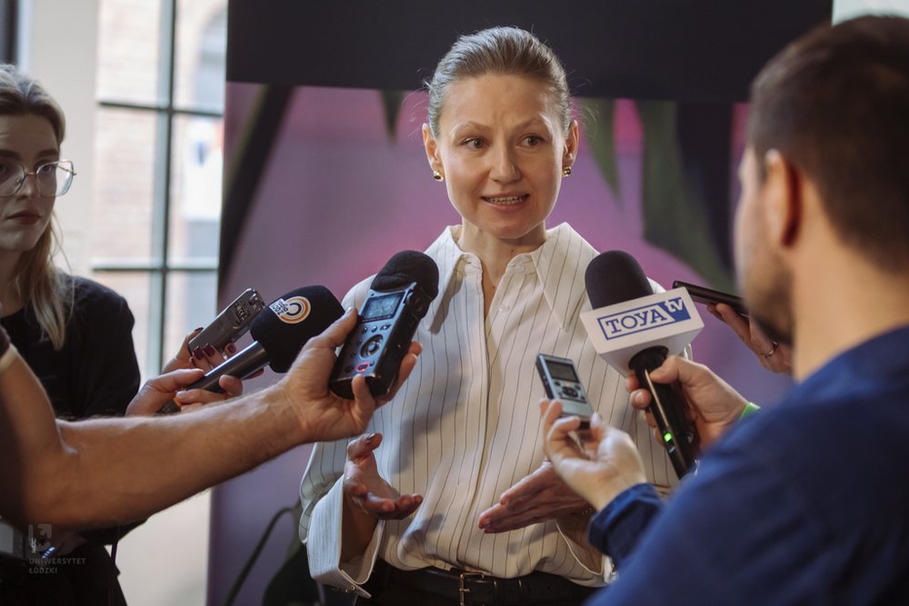 Dr Sandra Frydrysiak z Wydziału Filologicznego UŁ podczas briefingu prasowego