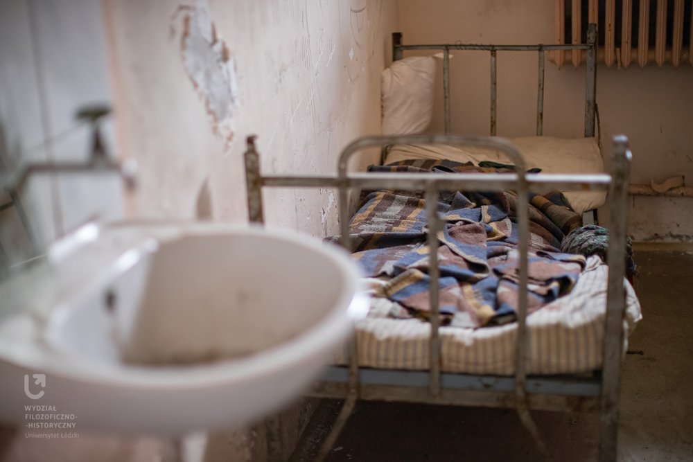 wnętrze celi, umywalka