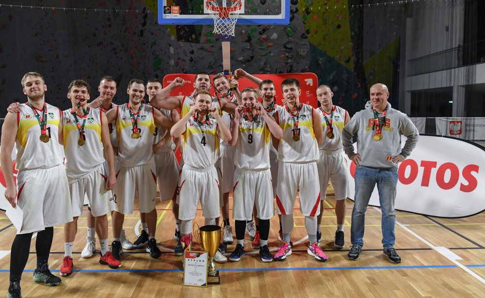 Drużyna koszykarska AZS UŁ z medalami